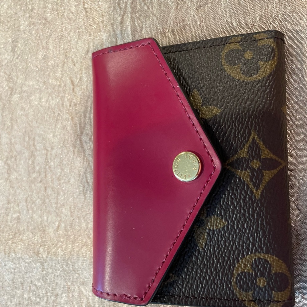 Louis Vuitton Zoe Wallet. - Picture 2 of 8